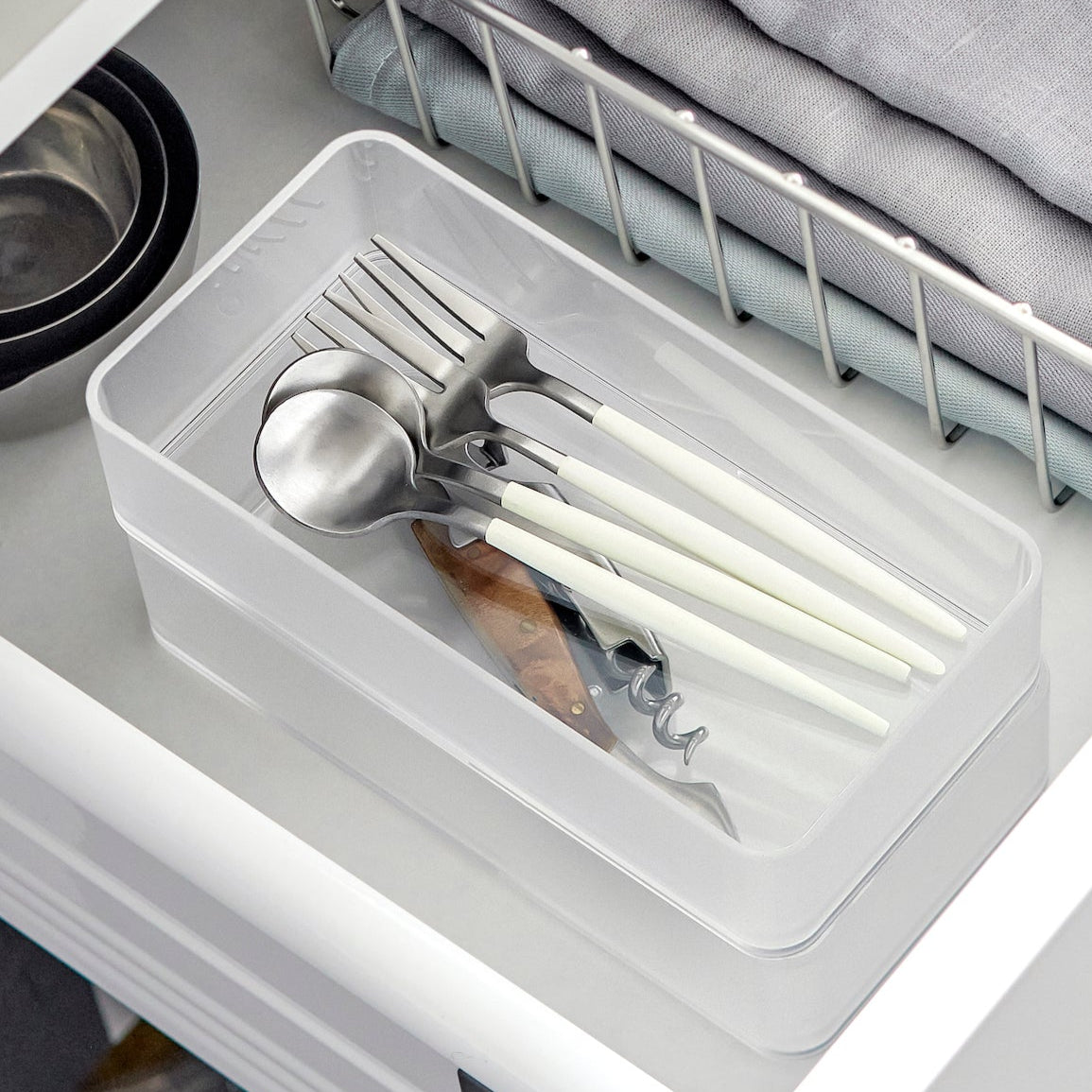 Praktiske bokser for organisering av kjøkken eller bad.