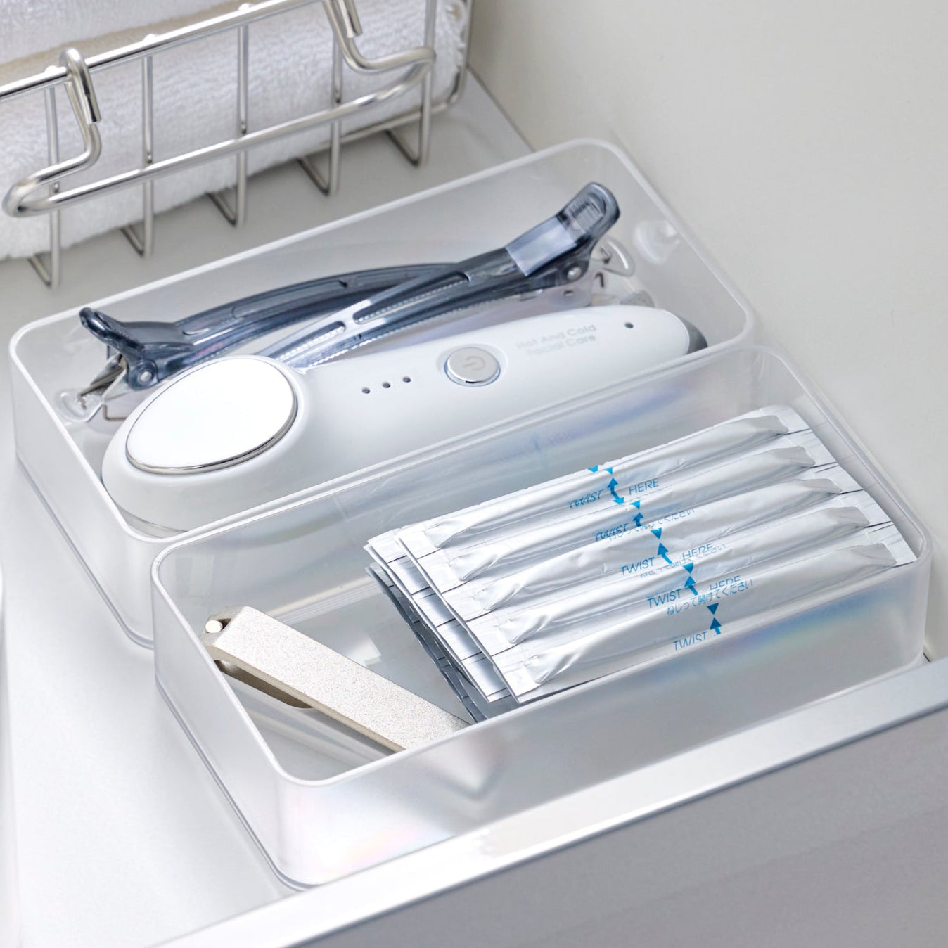 Gjennomsiktige oppbevaringsbokser for enkel oversikt.