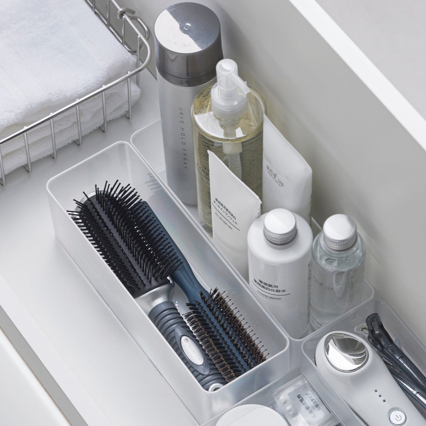 Stabelbare oppbevaringsbokser for plassbesparende lagring.