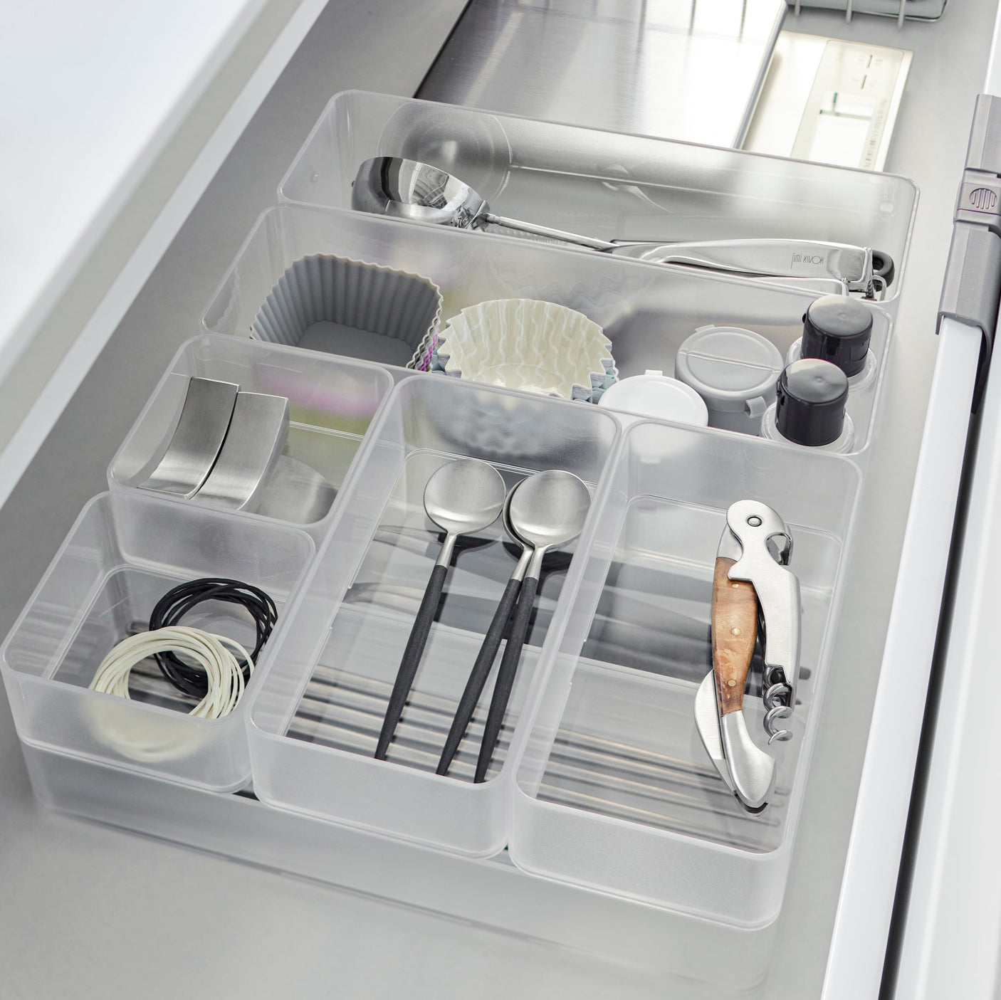 Stabelbare bokser for plassbesparende lagring.