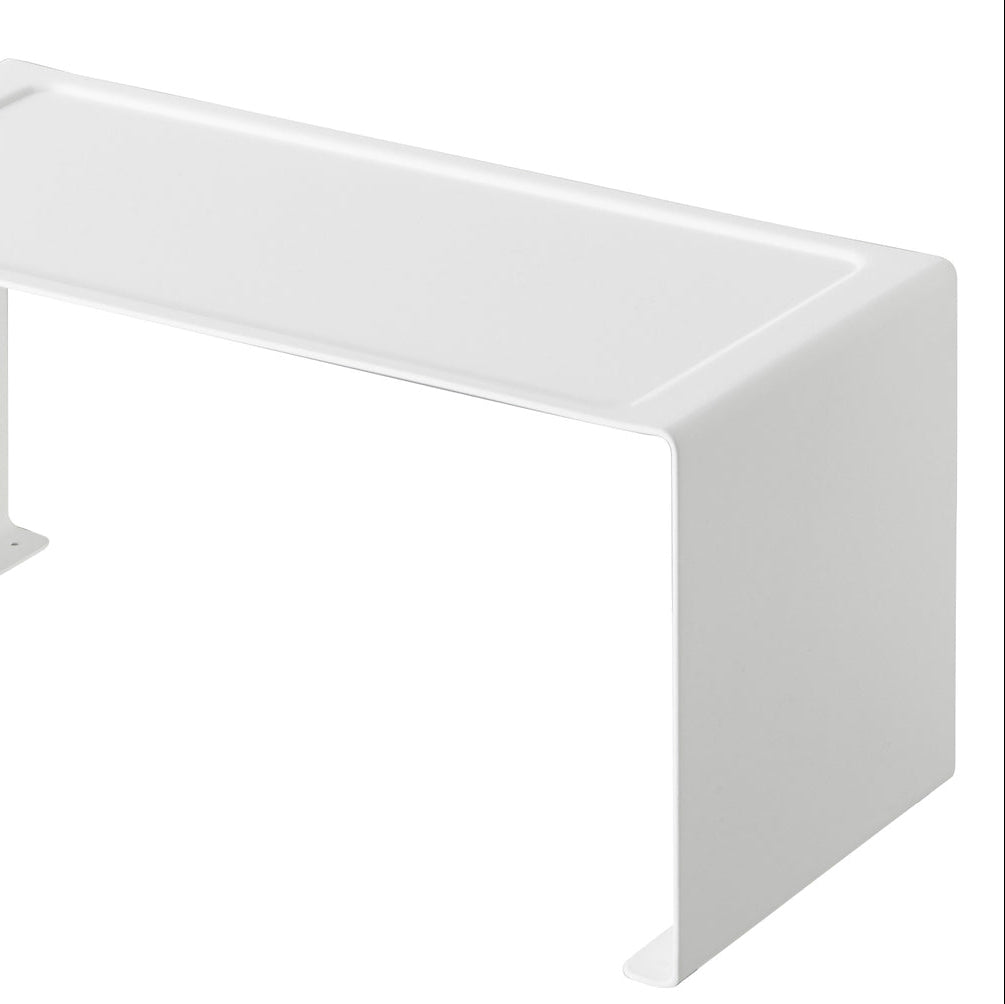 Plassbesparende kjøkkenhylle med praktisk design.