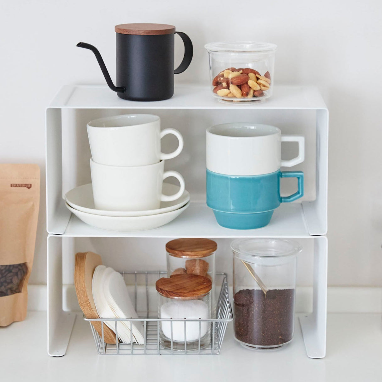 Kompakt og funksjonell stablehylle for små kjøkken.