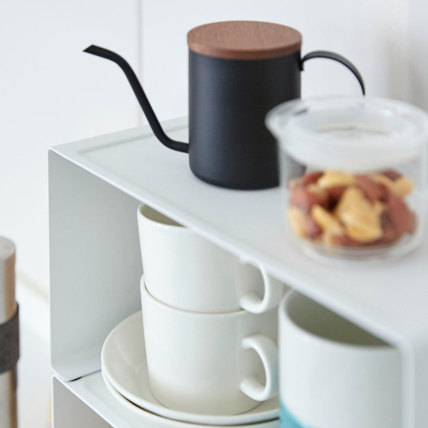 Stabil og holdbar kjøkkenhylle med allsidig bruk.