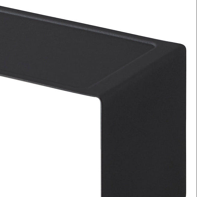 Sort stablehylle med smart design for optimal plassutnyttelse.