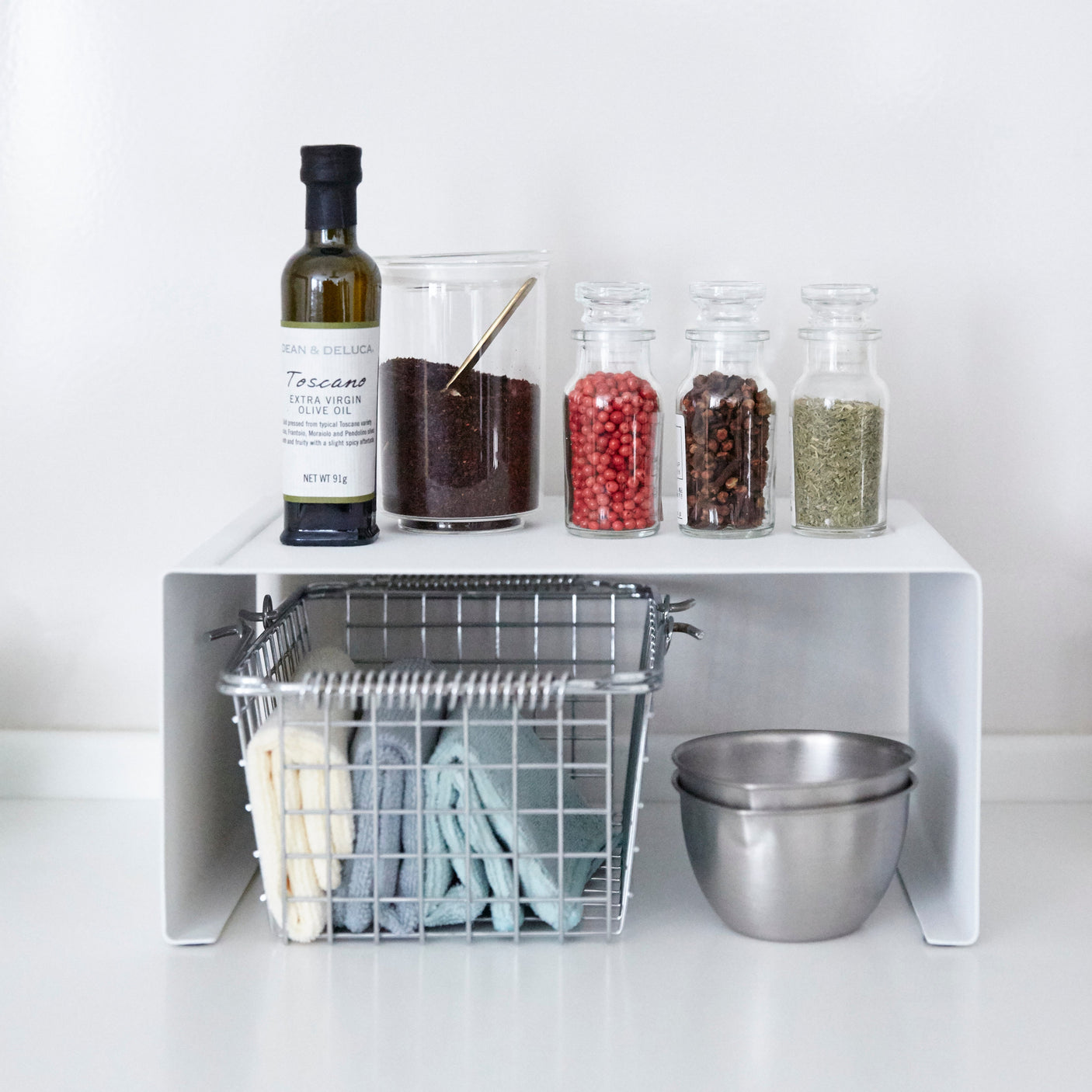 Praktisk oppbevaringshylle for krydder, redskaper og kjøkkenutstyr.