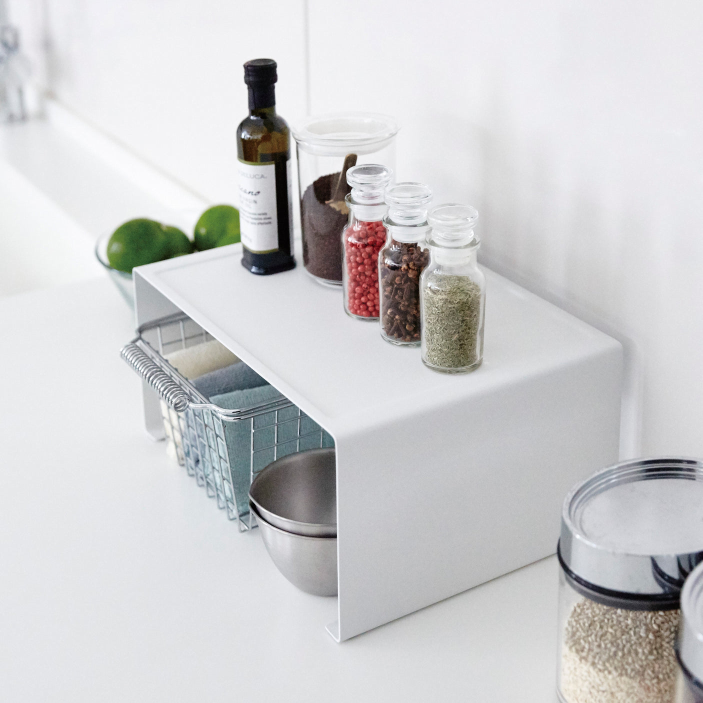 Stilren og robust kjøkkenhylle i metall med stabil konstruksjon.