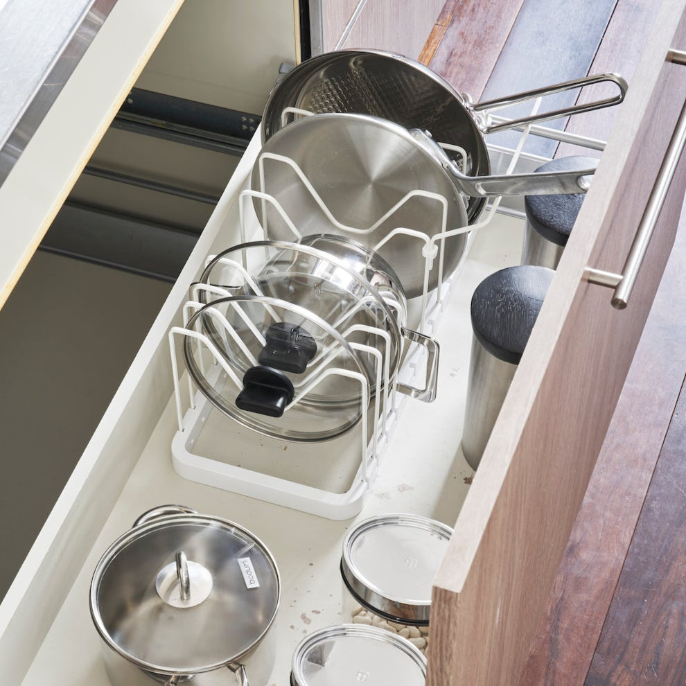 Justerbart lokk- og panne-stativ i hvitt for organisert oppbevaring.