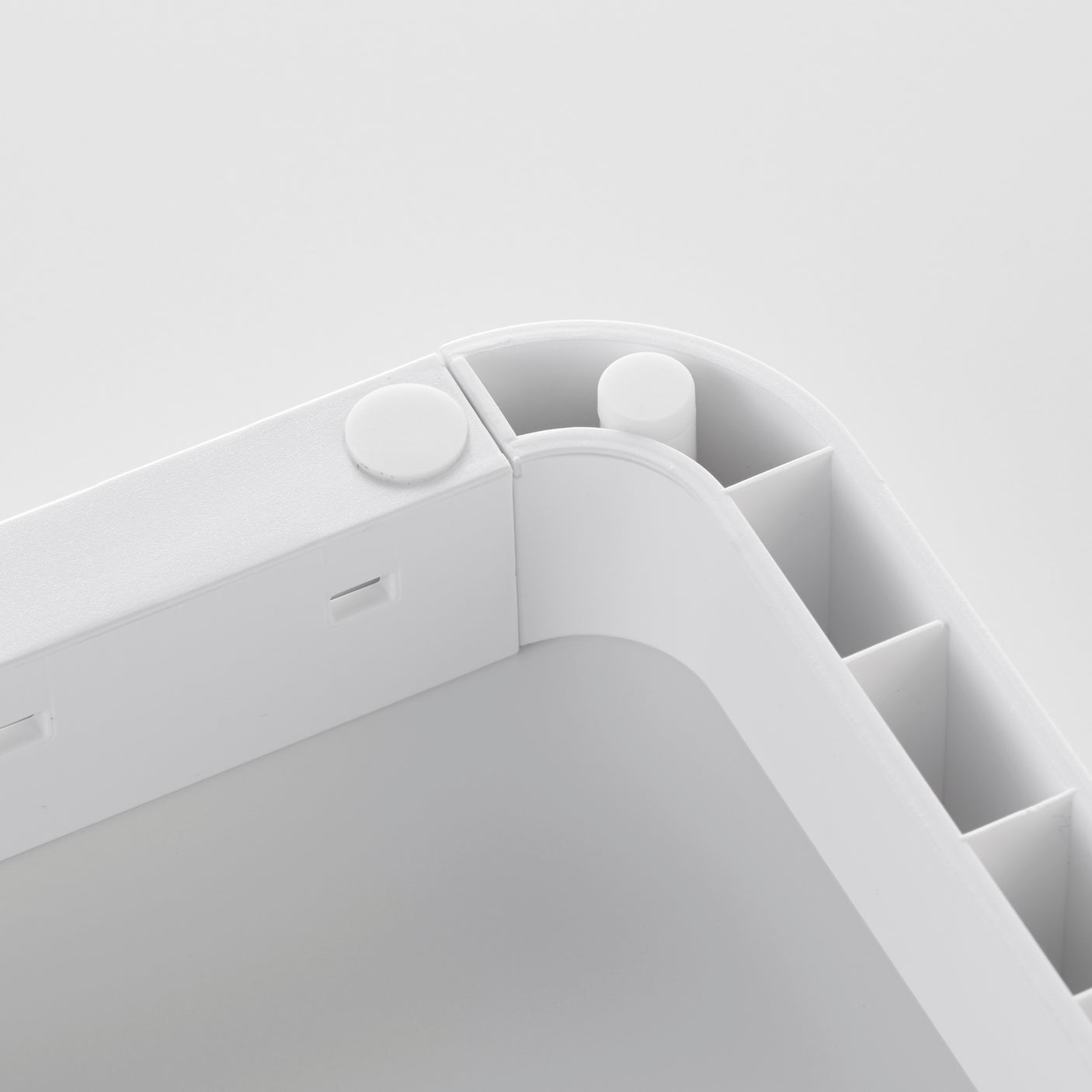 Lokk- og panneholder med justerbare seksjoner for tilpasset lagring.