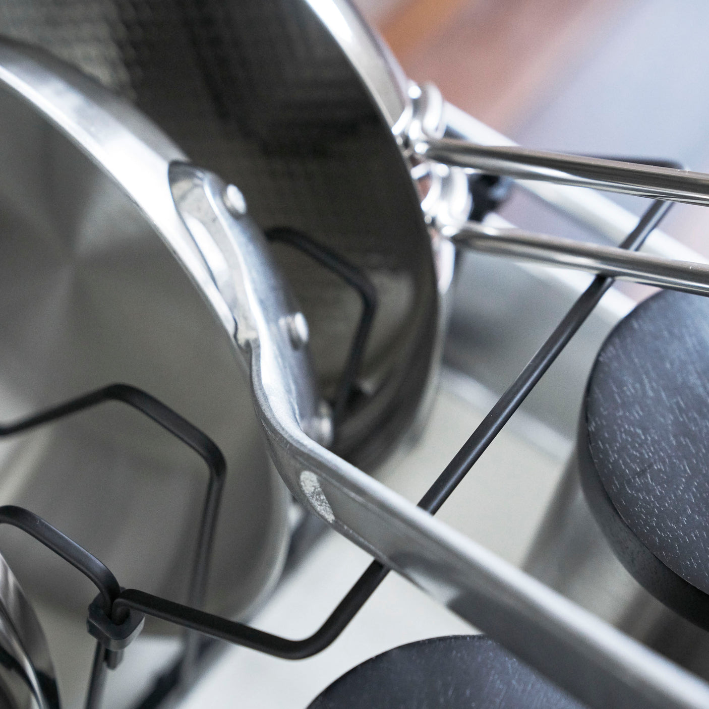 Oppbevaringsstativ for gryter og kjøkkenlokk i sort stål