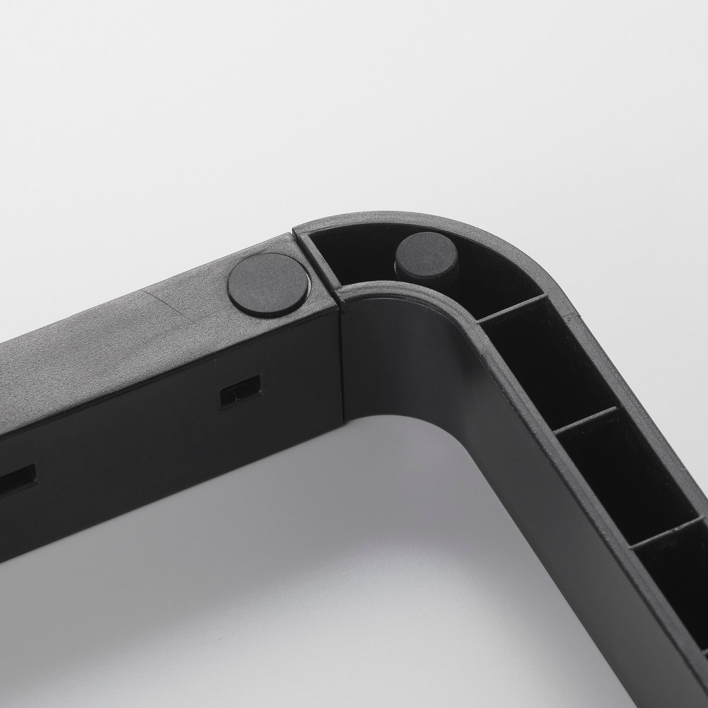 Oppbevaringsløsning til lokk og brett for kjøkkenet