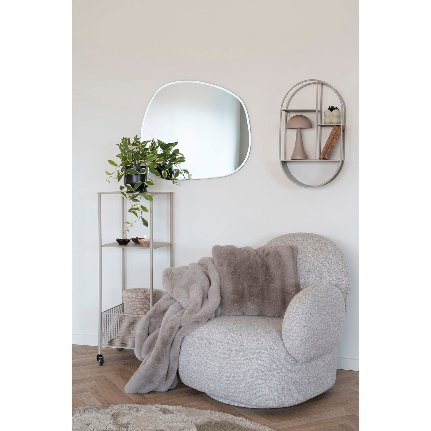 Nærbilde av Galena pute i beige kunstpels plassert i lenestol