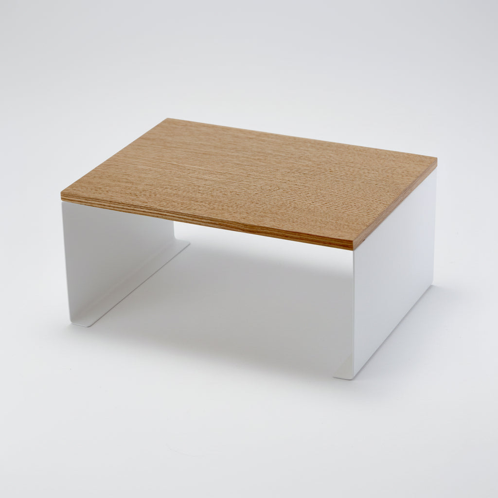 Kjøkkenhylle med treplate brukt til kopper og krydderglass.