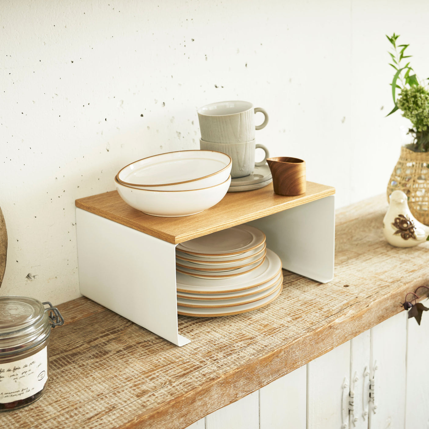 Stabelbar kjøkkenhylle i hvit metall og tre på kjøkkenbenk