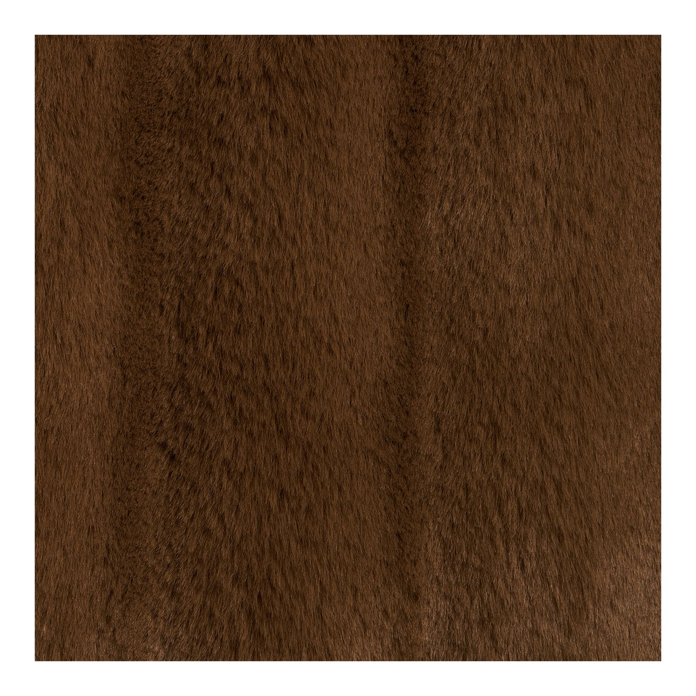 Nærbilde av brun kunstpels på Galena pledd – tekstur og detalj