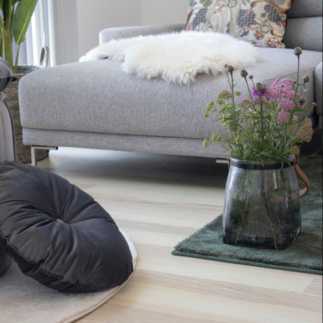 Ekte lammeskinn i varm hvit tone som gir rommet en ren og rolig atmosfære.