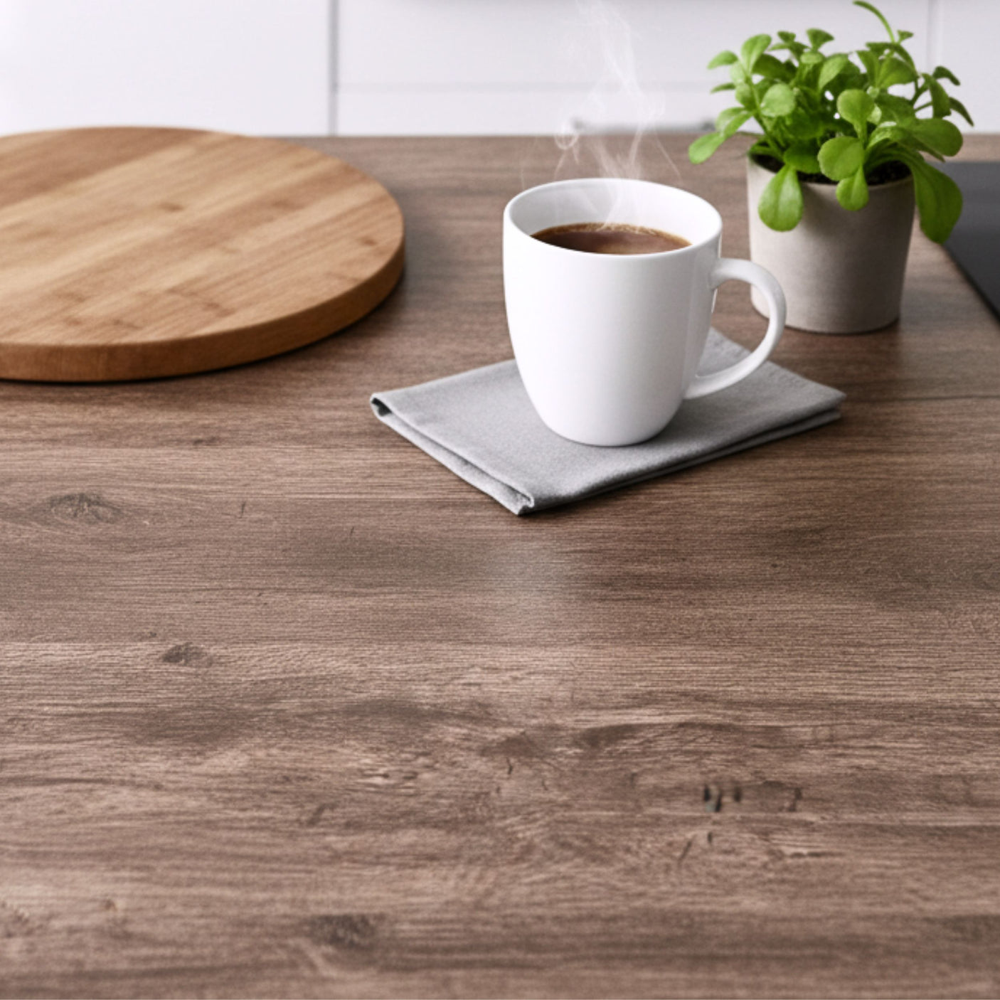 Benkefolie i naturtro eiketre design – selvklebende folie til kjøkkenbenk og bordplate