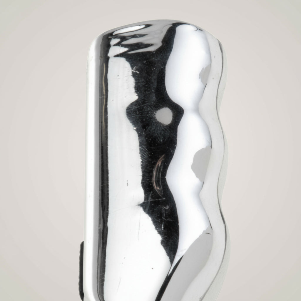 Nærbilde av den ergonomiske håndtaksoverflaten på melkeskummeren.