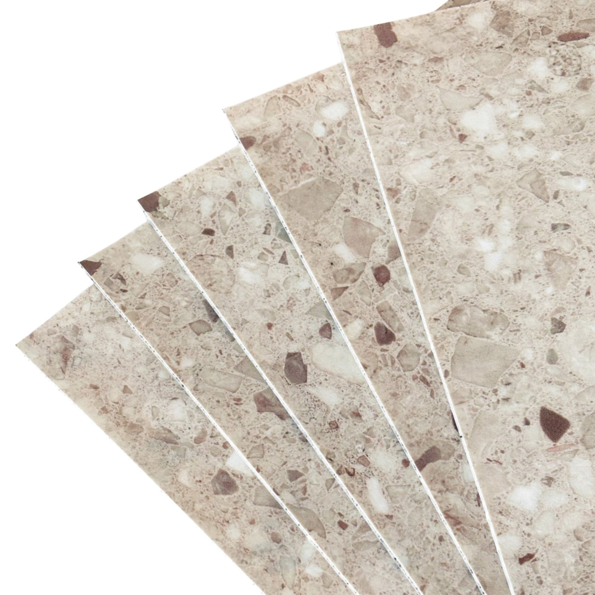 Flere Sahara beige selvklebende fliser lagt i vifteform – klare til montering