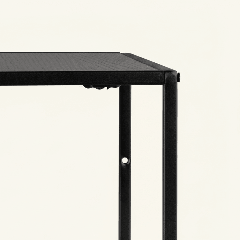 Kube vegghylle Vita i sort metall med bunnplate, frontvisning uten styling