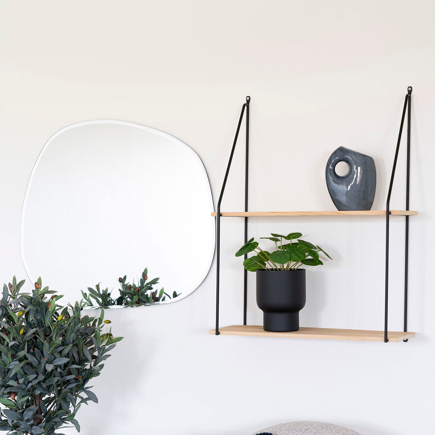 Haag vegghylle sett forfra, sort ramme med oppheng og to rette trehyller