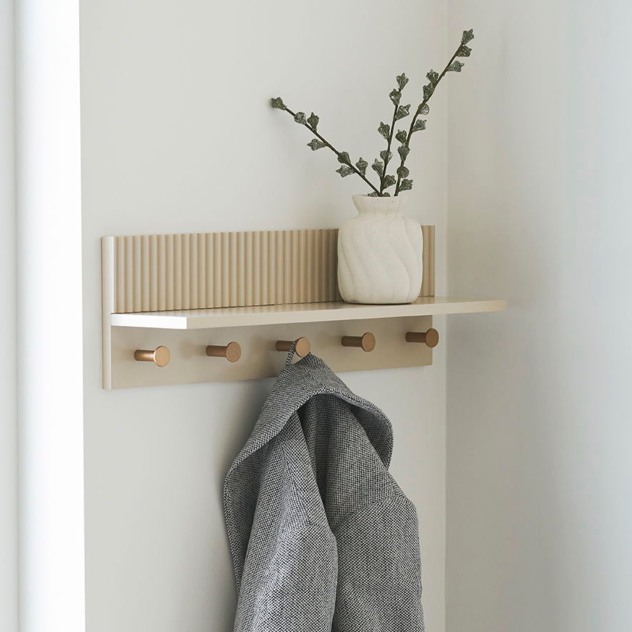 House Nordic vegghylle i beige tre med fem runde kroker – minimalistisk og praktisk oppbevaring.