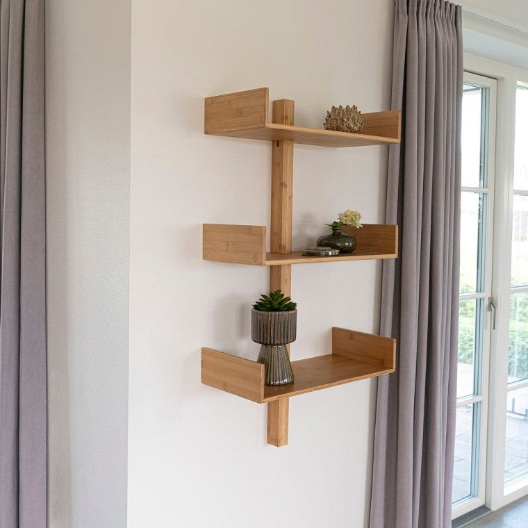 Villa vegghylle i bambus montert i nordisk gang med naturlig lys, jakker og dekorativ styling.