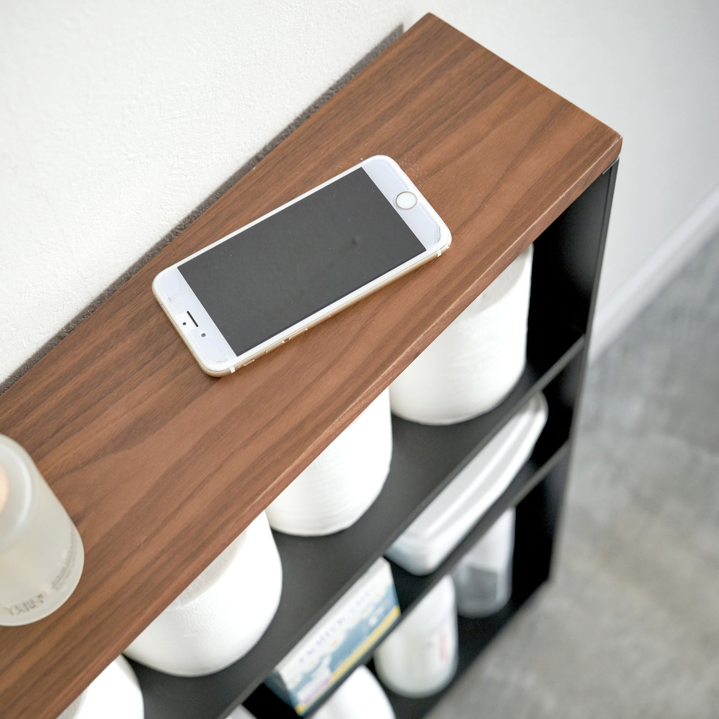 Slank og funksjonell oppbevaringshylle for smale mellomrom.