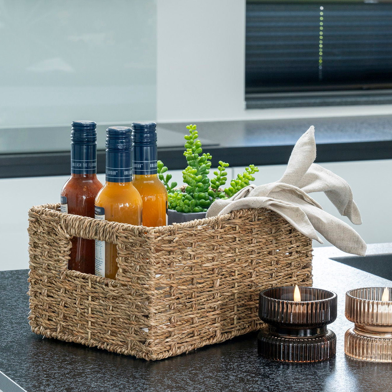 To rektangulære oppbevaringskurver i flett, 20x30 cm og 24x35 cm"