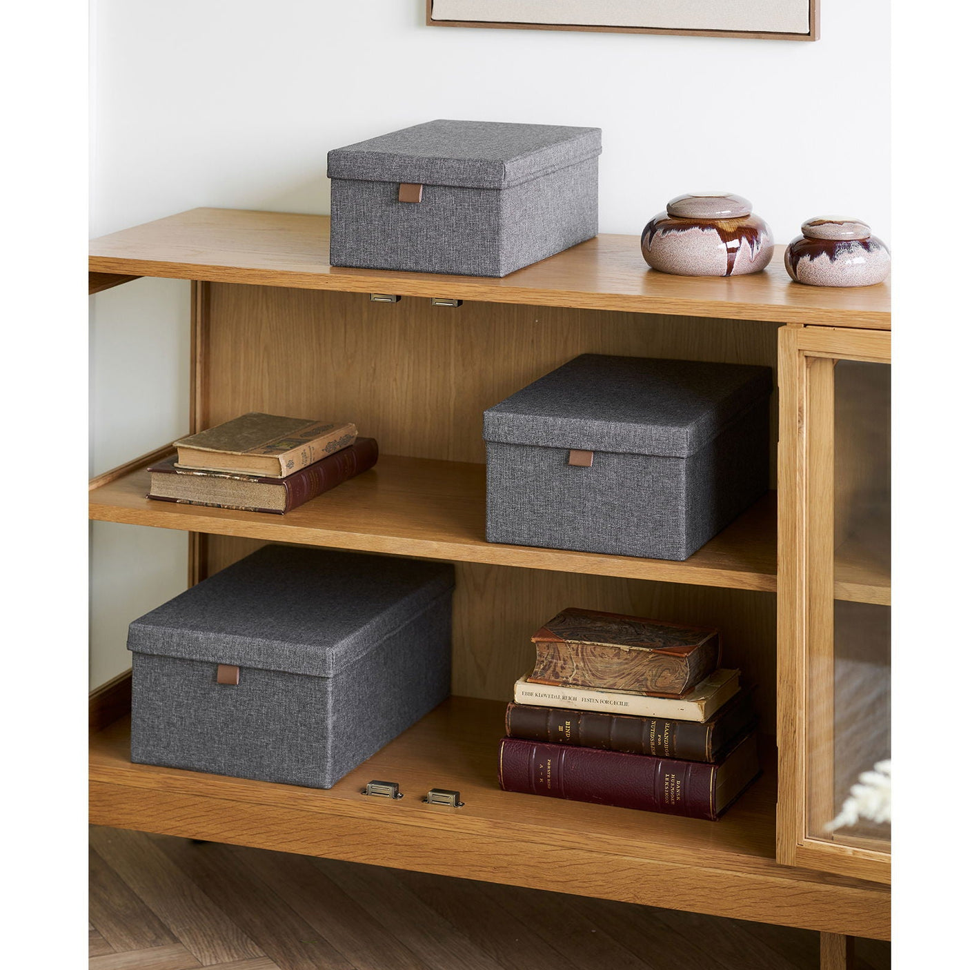 Oppbevaringsbokser i reol i stue