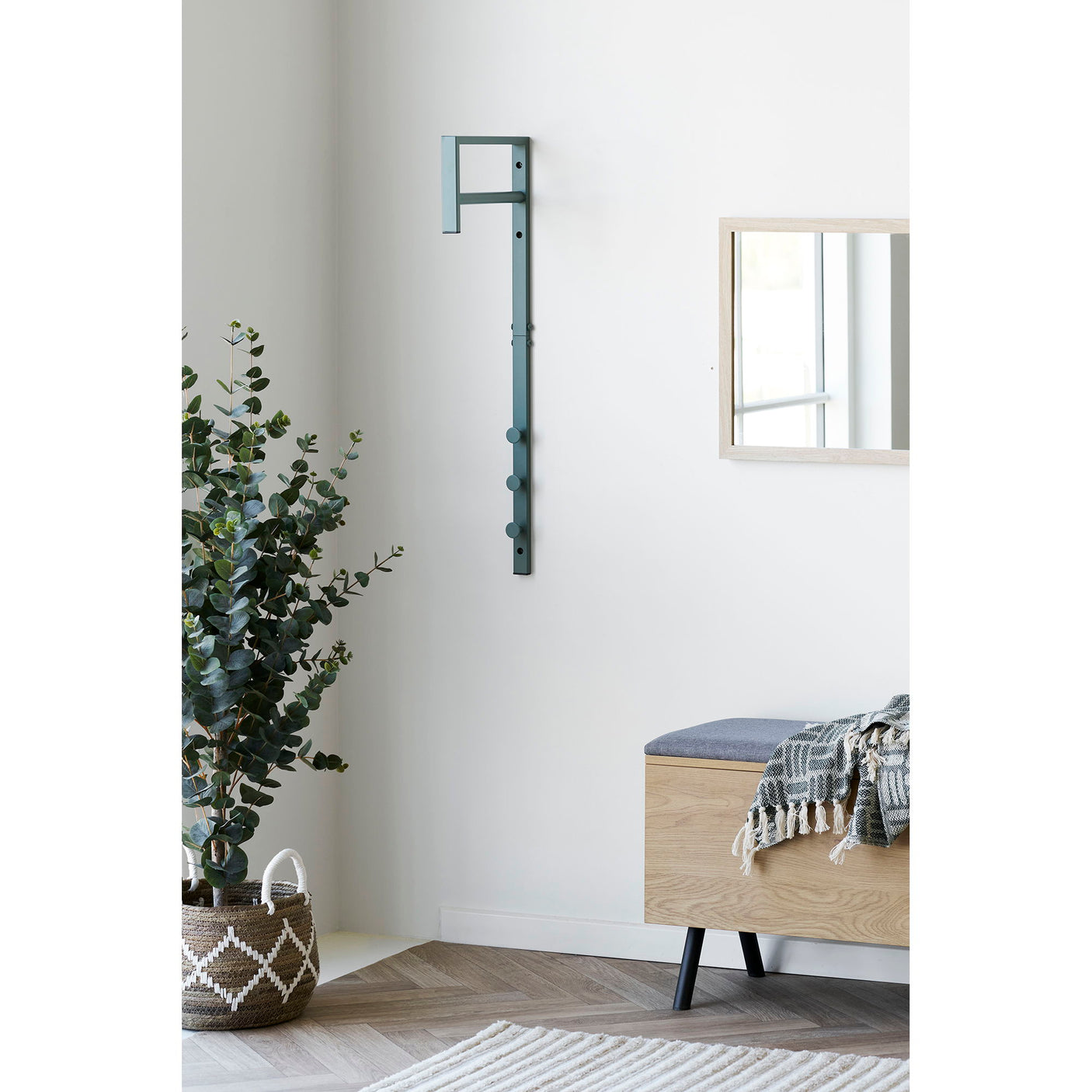 Entré med Trento grønt klesstativ i metall – jakker og tilbehør hengt opp