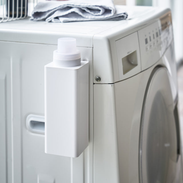 Magnetisk oppvaskmiddelflaske i hvitt plastmateriale på kjøkken.