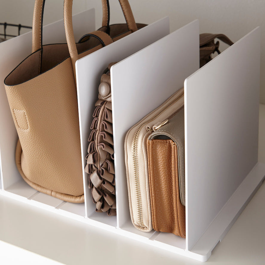 Plassbesparende veskeholder for skap og garderobe.