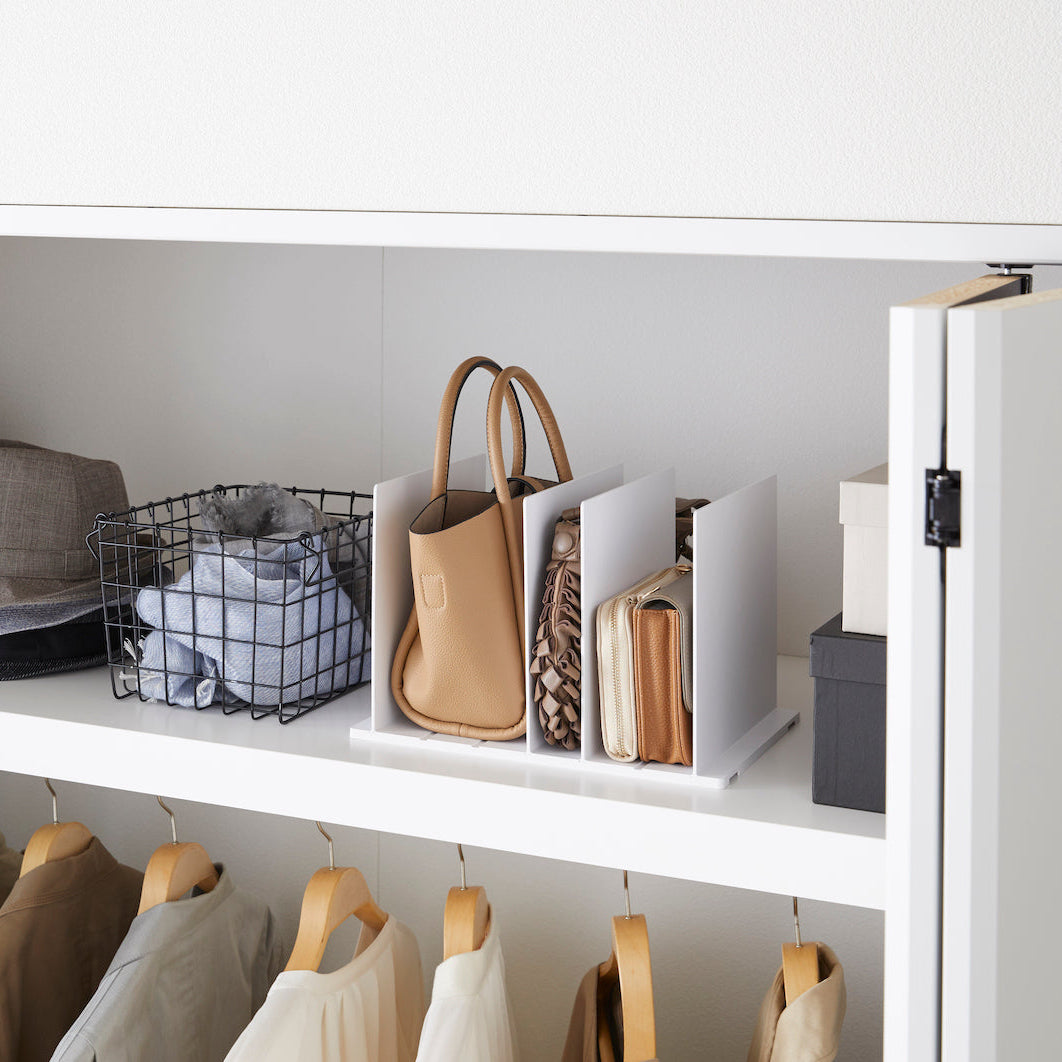 Sett med 2 veskeorganisatorer i minimalistisk design.