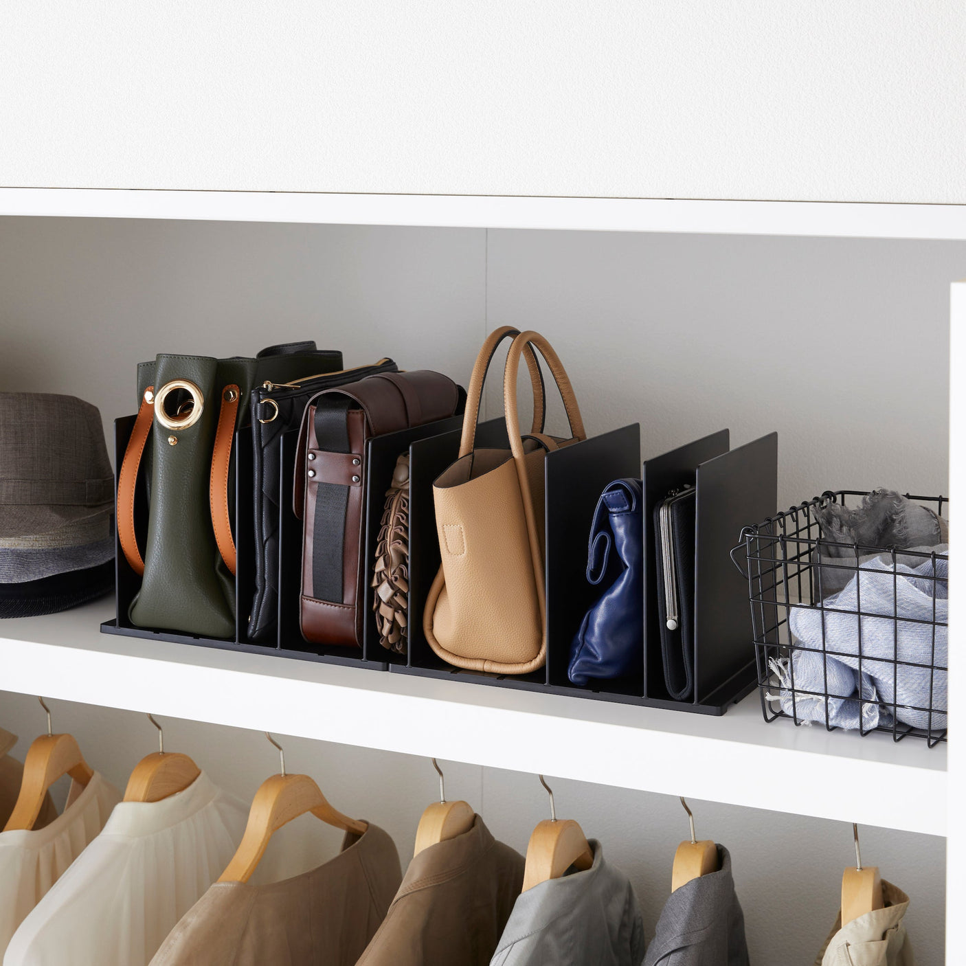 Sort veskeorganisator med justerbare skillevegger.