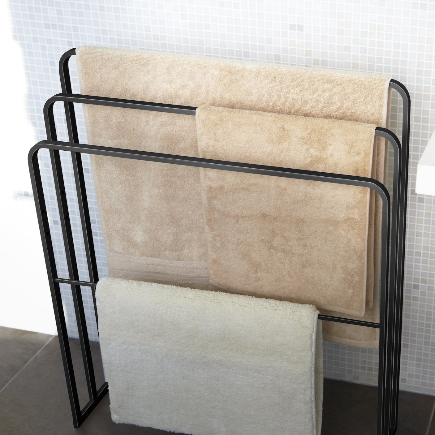 Stabilt metallstativ for oppbevaring av håndklær.
