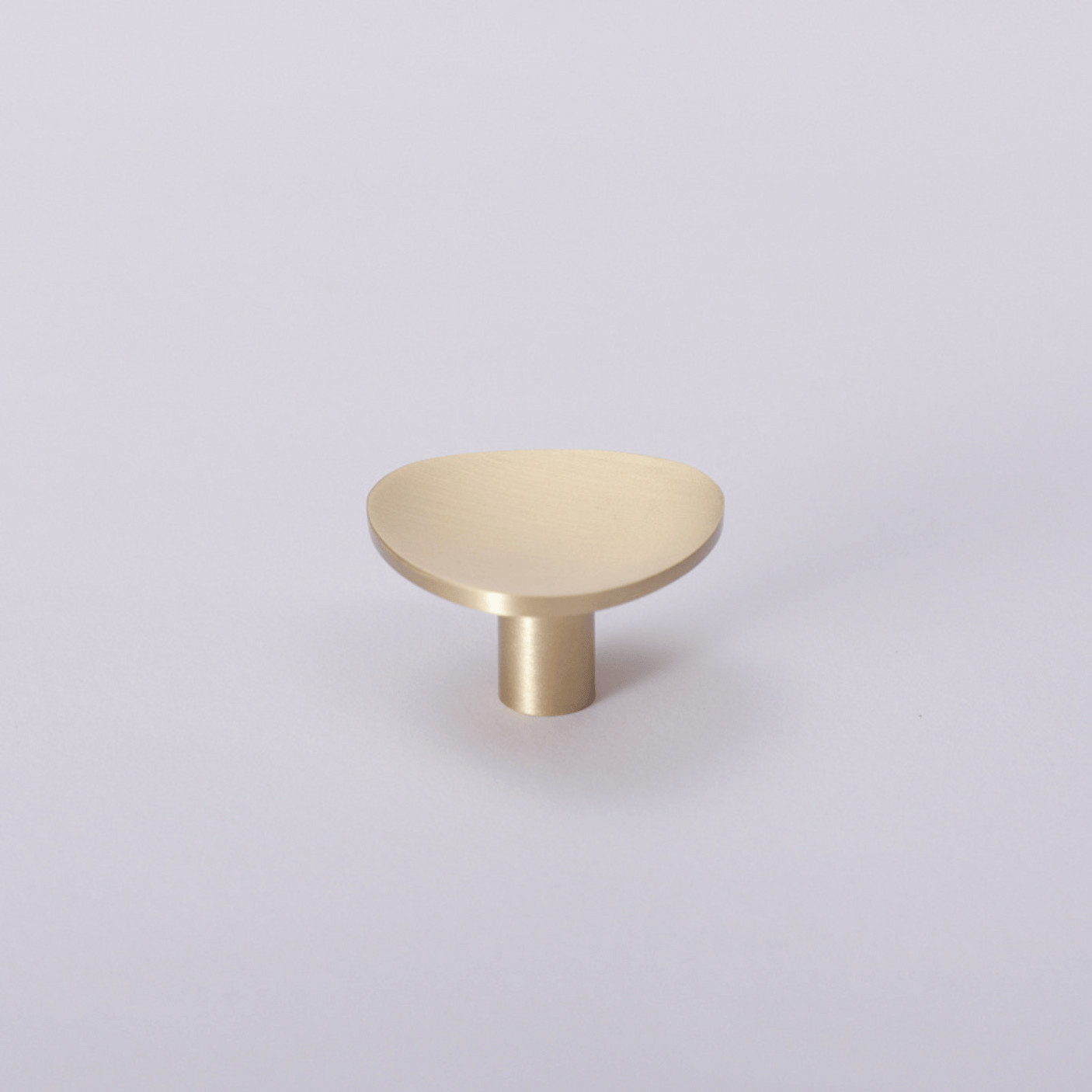 Cannes knott i børstet messing, 36 mm, sett fra siden – rund og organisk form med eksklusiv finish.