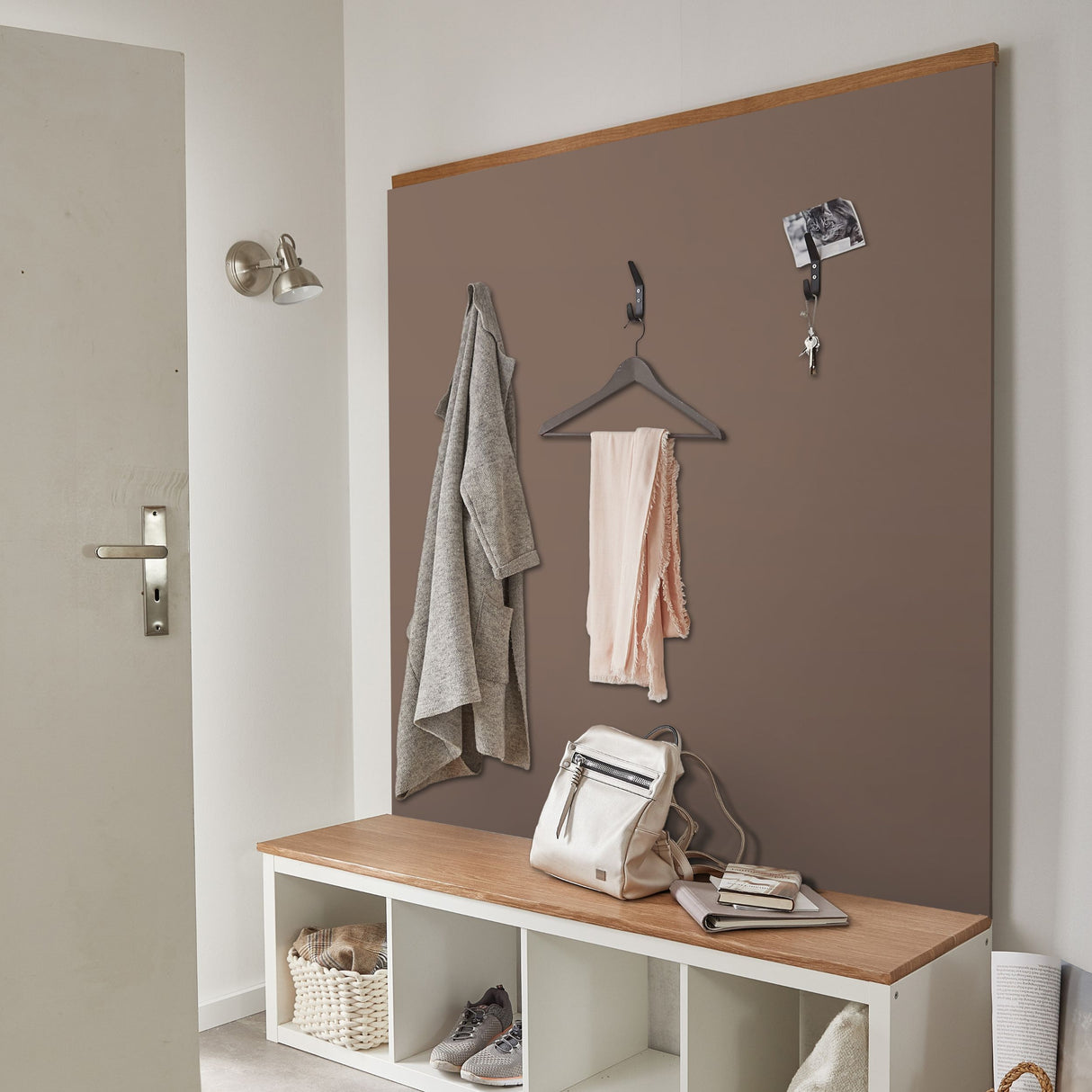 Entré med vegg fornyet med Uni matt lys brun kontaktplast – gir lun, moderne stil og oppgradering av gang uten oppussing eller maling