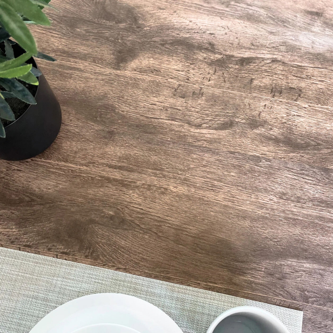 Selvklebende benkefolie i mørk eik look – oppgrader kjøkkenbenk raskt og rimelig