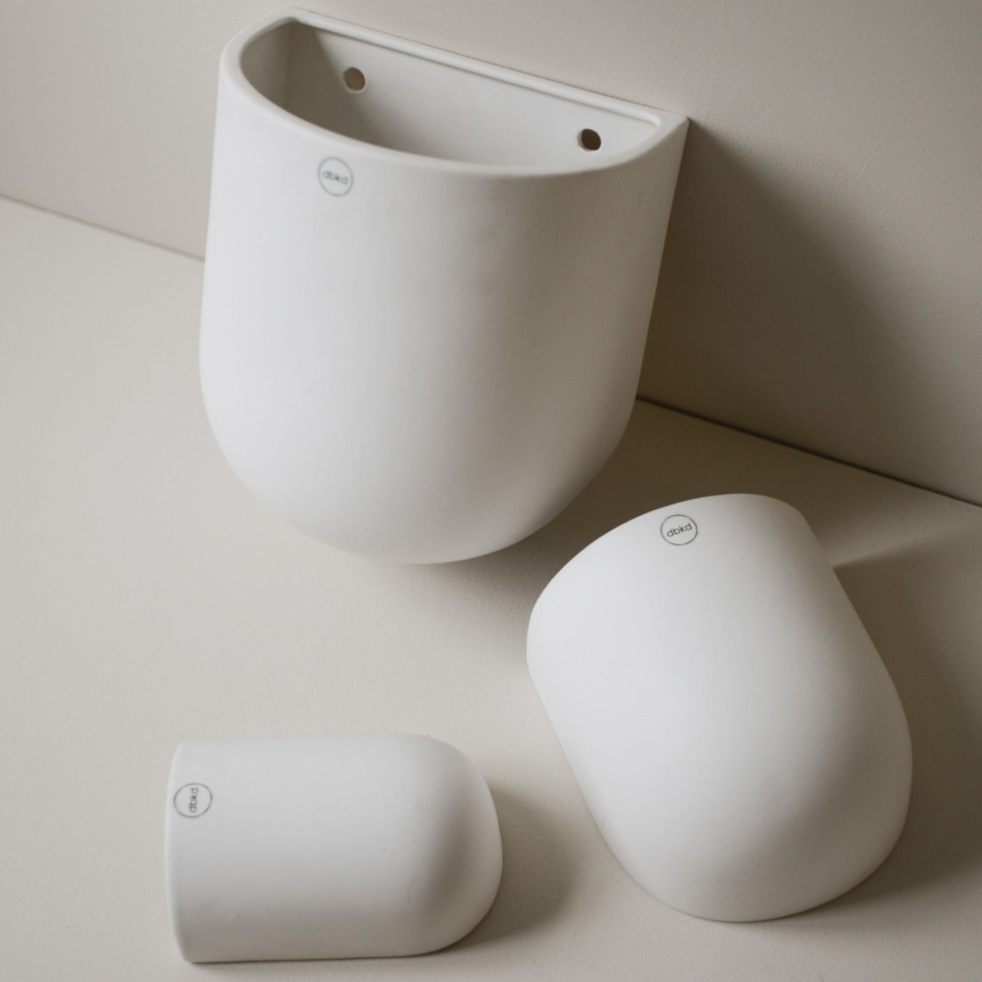 Dekorativ veggpotte fra DBKD – ideell for grønne planter.