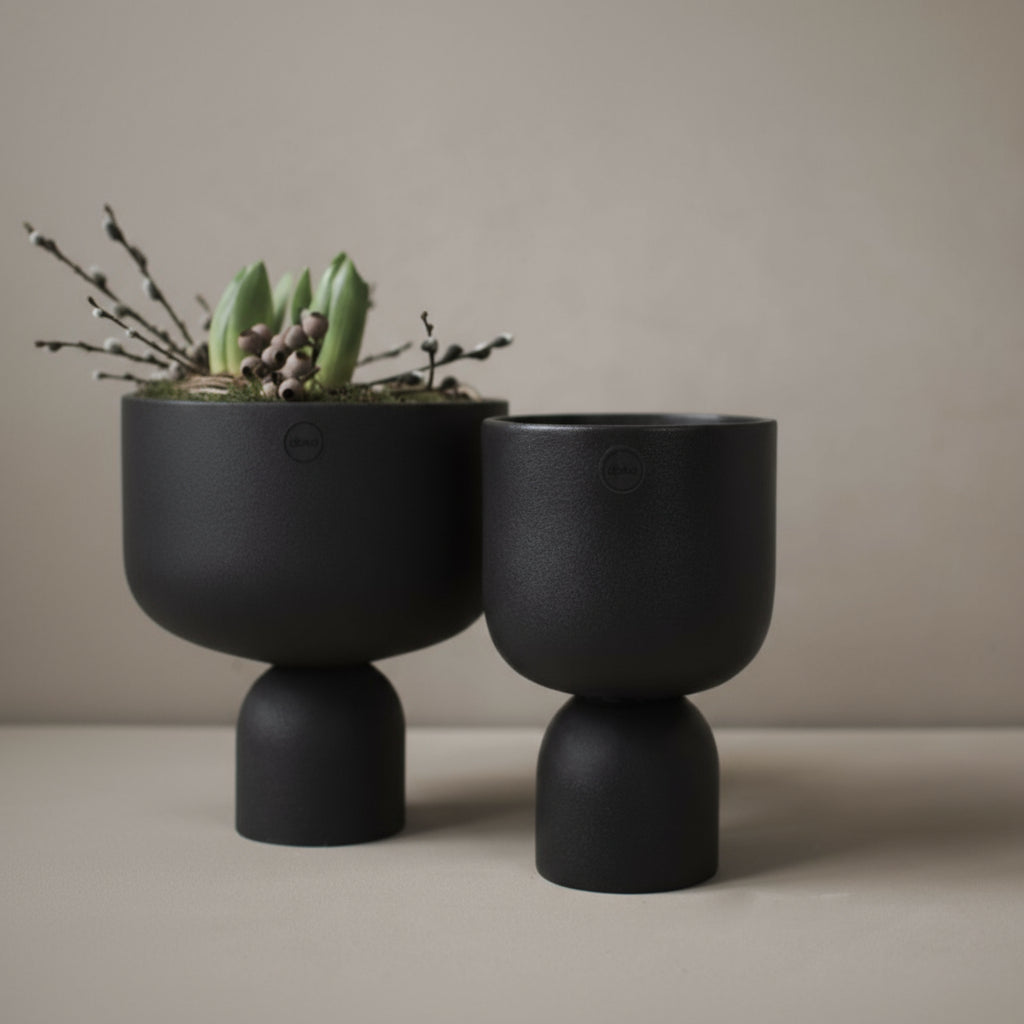 DBKD Post potte sort liten fra Lindas Dekor med grønn plante mot lys bakgrunn