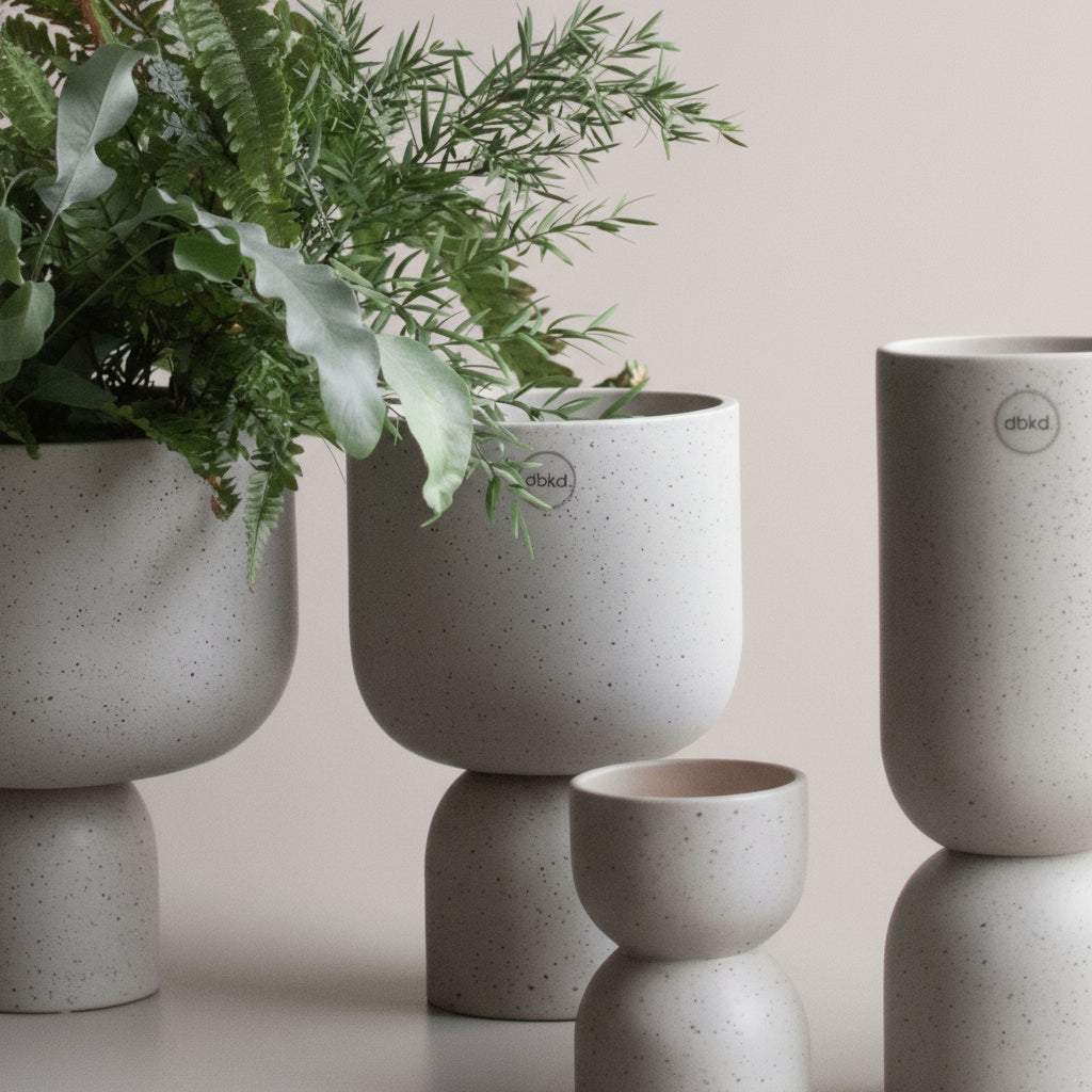 DBKD Post potte beige liten med minimalistisk form og matt overflate – Lindas Dekor