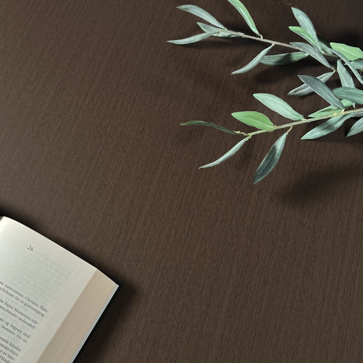 Selvklebende Cocoa kontaktplast med naturtro treverkstruktur i mellombrun nyanse – perfekt til oppgradering av møbler og interiør.