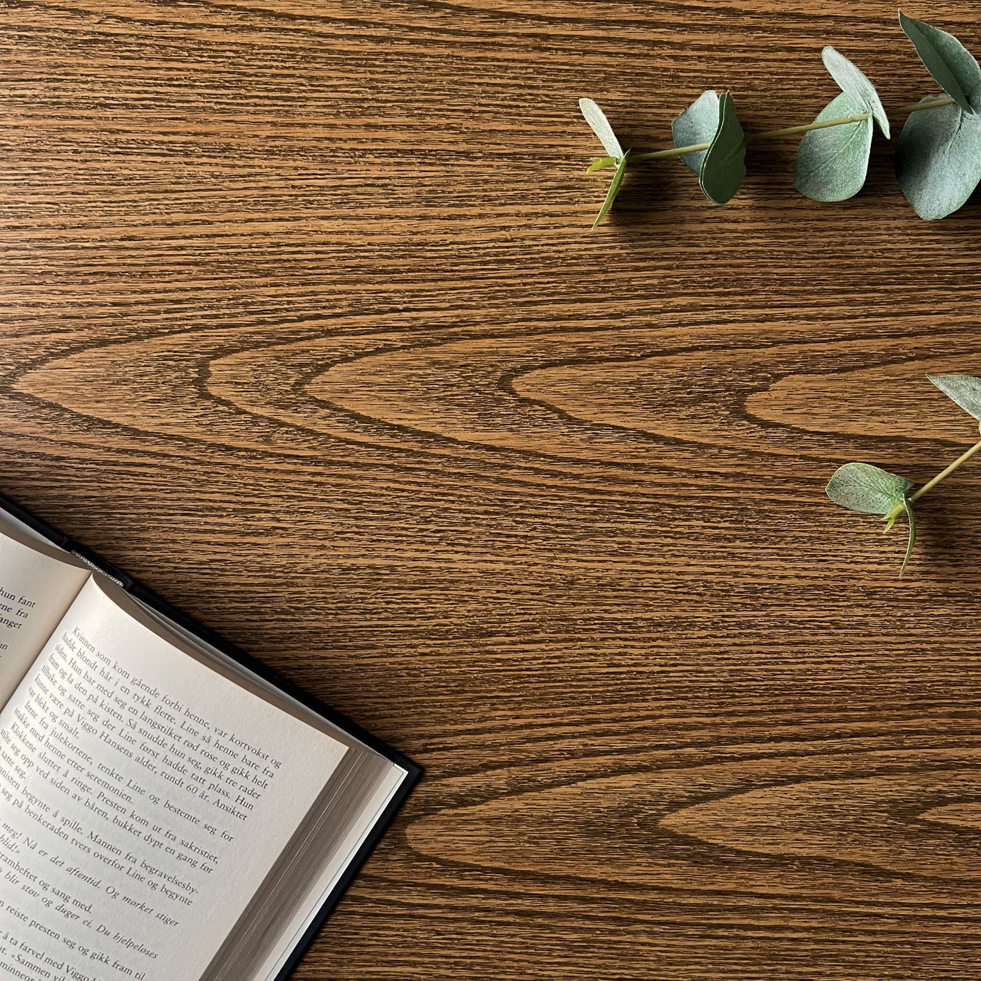 Premium London oak kontaktplast imiterer eik i mørke toner som minner om beiset treverk. Passer godt til fornyelse av møbler, kjøkken eller hytte.