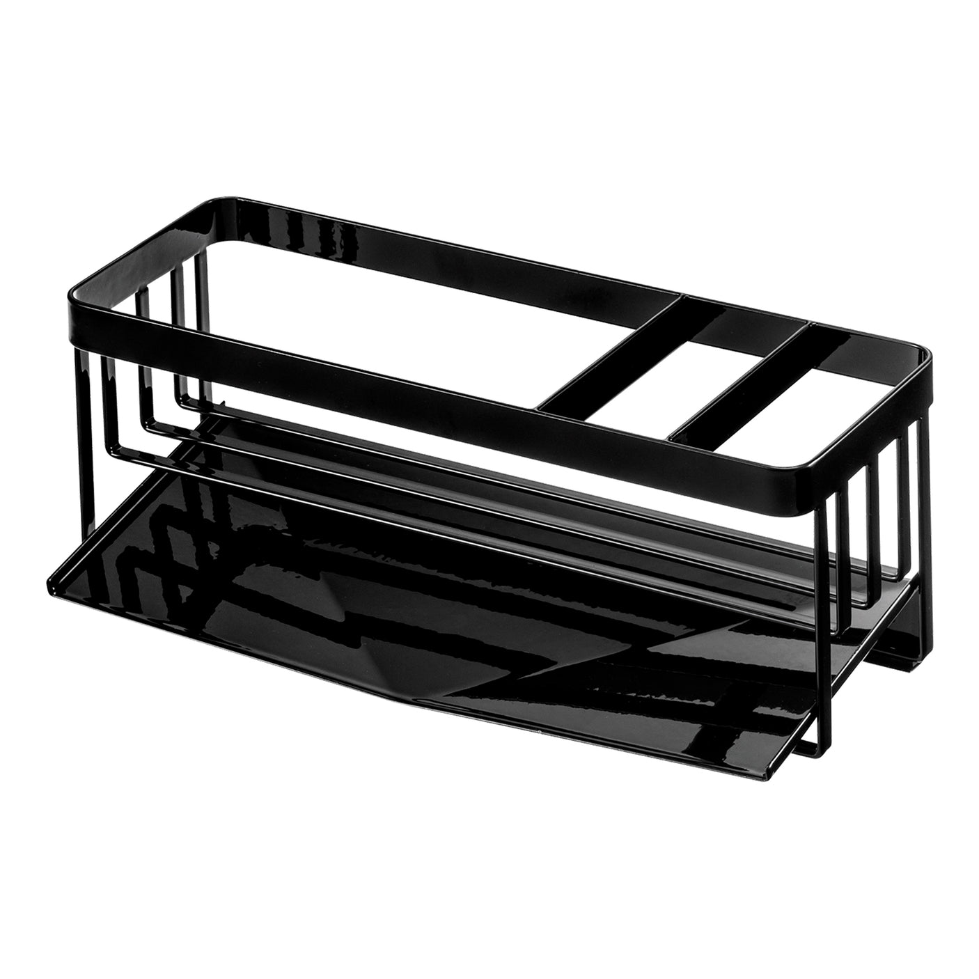 Moderne såpeholder med såpedispenser og rengjøringsutstyr på kjøkkenbenk.