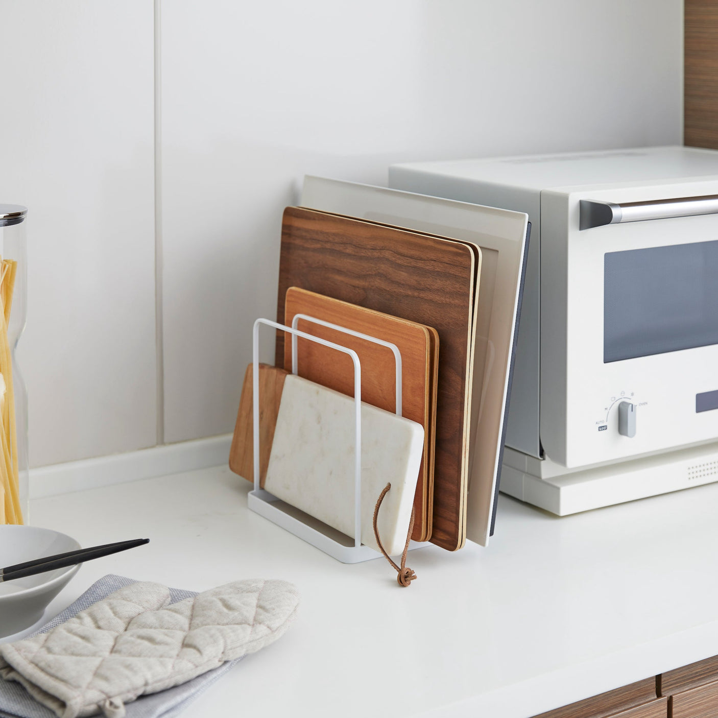 Praktisk stativ for skjærebrett, lokk og bakeplater.