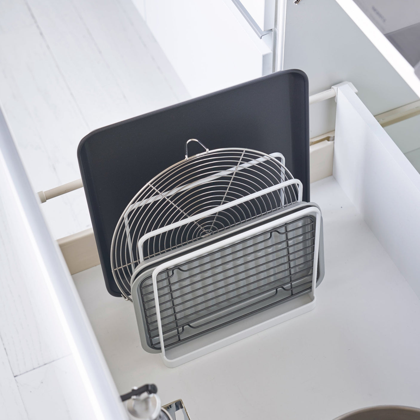 Kompakt og plassbesparende kjøkkenorganisering.