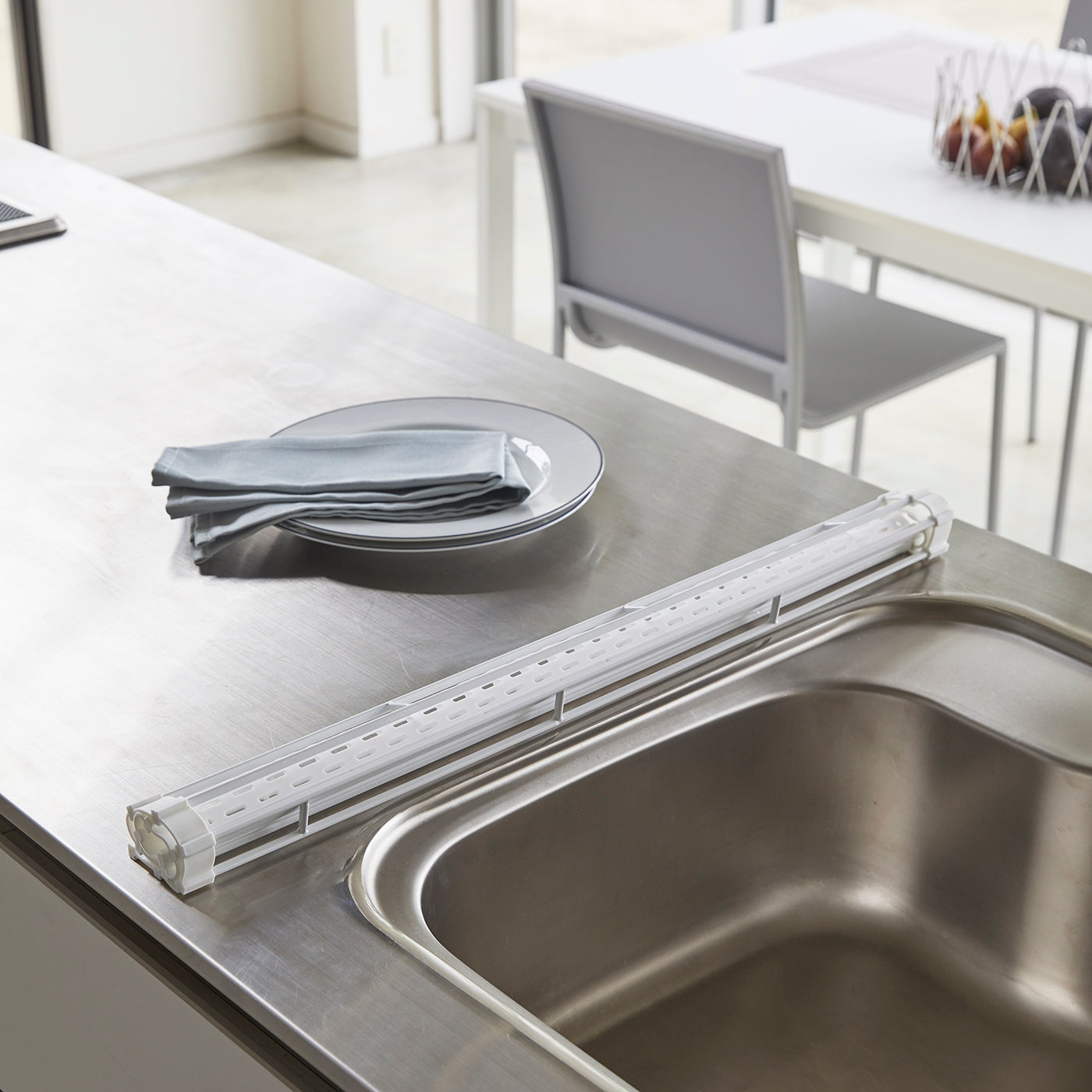 Plassbesparende oppvaskrist i minimalistisk design.