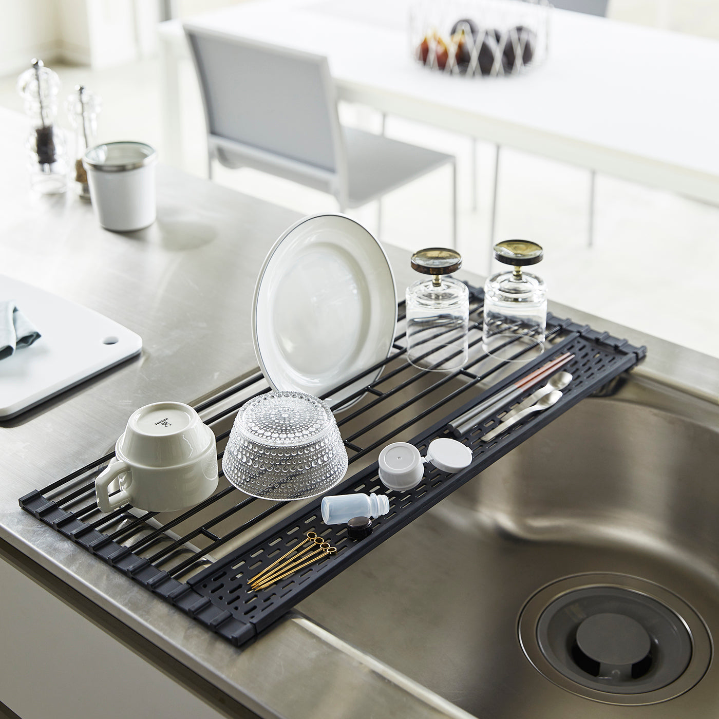 Sammenleggbar sort oppvaskrist for kjøkkenbenk