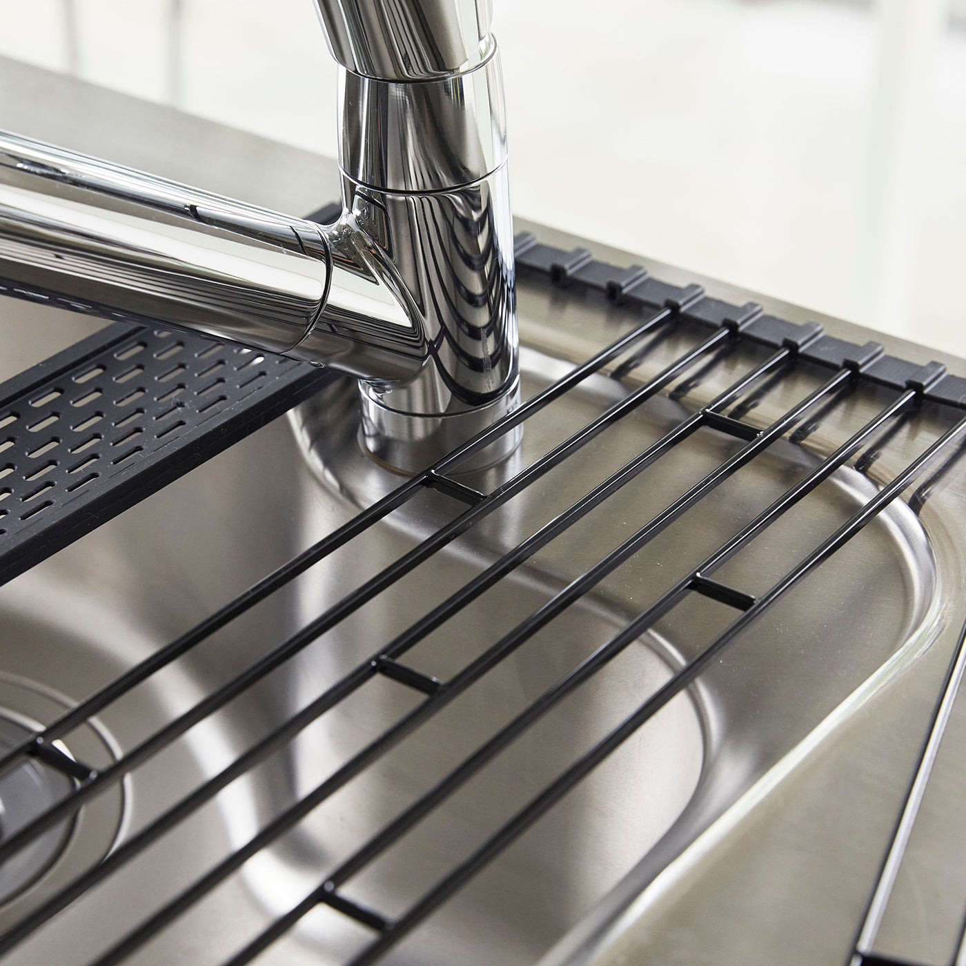 Praktisk og kompakt tørkerist i sort utførelse.