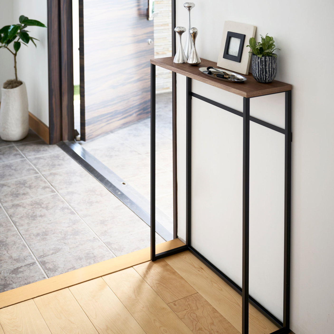 Smalt sidebord for dekor og oppbevaring.